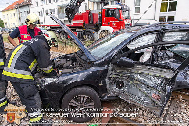 20160617 Pkw von Badner Bahn auf Bahnübergang in Traiskirchen erfasst Foto: © Stefan Schneider 20160617 Pkw von Badner Bahn auf Bahnübergang in Traiskirchen erfasst Foto: © Stefan Schneider