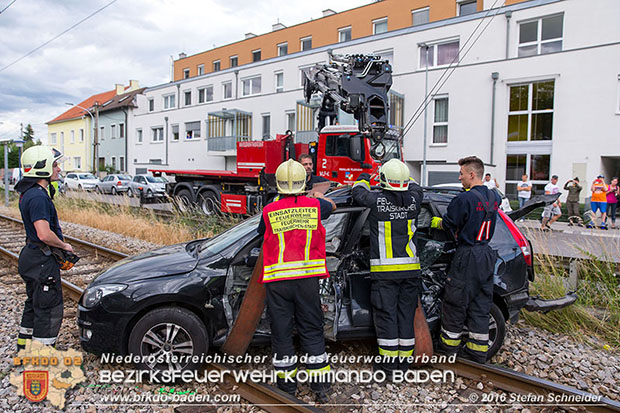 20160617 Pkw von Badner Bahn auf Bahnübergang in Traiskirchen erfasst Foto: © Stefan Schneider 20160617 Pkw von Badner Bahn auf Bahnübergang in Traiskirchen erfasst Foto: © Stefan Schneider