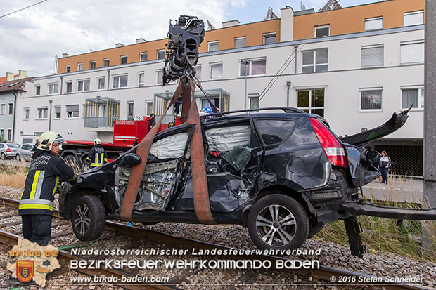 20160617 Pkw von Badner Bahn auf Bahnübergang in Traiskirchen erfasst Foto: © Stefan Schneider 20160617 Pkw von Badner Bahn auf Bahnübergang in Traiskirchen erfasst Foto: © Stefan Schneider