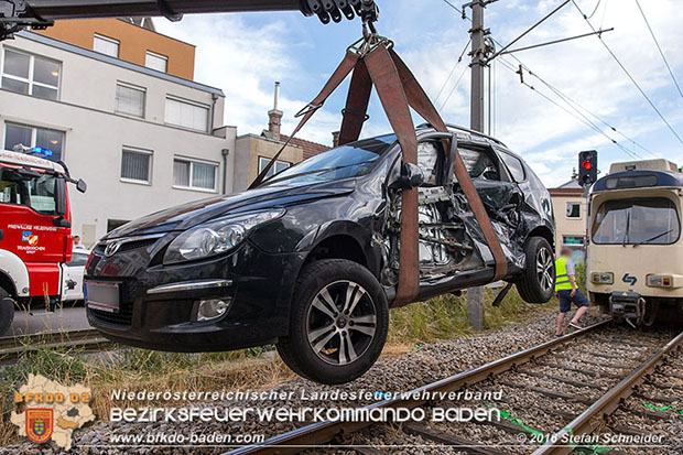 20160617 Pkw von Badner Bahn auf Bahnübergang in Traiskirchen erfasst Foto: © Stefan Schneider 20160617 Pkw von Badner Bahn auf Bahnübergang in Traiskirchen erfasst Foto: © Stefan Schneider