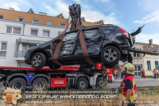 20160617 Pkw von Badner Bahn auf Bahnübergang in Traiskirchen erfasst Foto: © Stefan Schneider 20160617 Pkw von Badner Bahn auf Bahnübergang in Traiskirchen erfasst Foto: © Stefan Schneider
