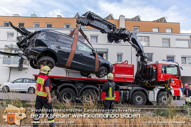 20160617 Pkw von Badner Bahn auf Bahnübergang in Traiskirchen erfasst Foto: © Stefan Schneider 20160617 Pkw von Badner Bahn auf Bahnübergang in Traiskirchen erfasst Foto: © Stefan Schneider