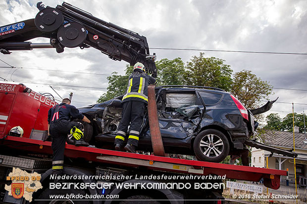 20160617 Pkw von Badner Bahn auf Bahnübergang in Traiskirchen erfasst Foto: © Stefan Schneider 20160617 Pkw von Badner Bahn auf Bahnübergang in Traiskirchen erfasst Foto: © Stefan Schneider