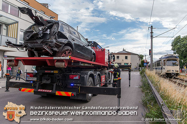 20160617 Pkw von Badner Bahn auf Bahnübergang in Traiskirchen erfasst Foto: © Stefan Schneider 20160617 Pkw von Badner Bahn auf Bahnübergang in Traiskirchen erfasst Foto: © Stefan Schneider