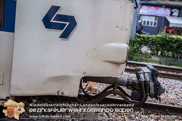 20160617 Pkw von Badner Bahn auf Bahnübergang in Traiskirchen erfasst Foto: © Stefan Schneider 20160617 Pkw von Badner Bahn auf Bahnübergang in Traiskirchen erfasst Foto: © Stefan Schneider