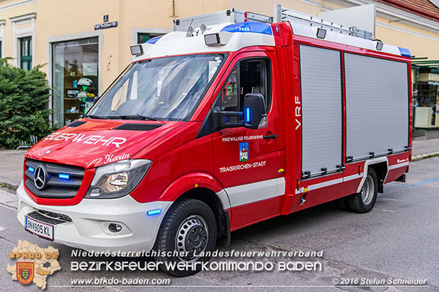 20160617 Pkw von Badner Bahn auf Bahnübergang in Traiskirchen erfasst Foto: © Stefan Schneider 20160617 Pkw von Badner Bahn auf Bahnübergang in Traiskirchen erfasst Foto: © Stefan Schneider