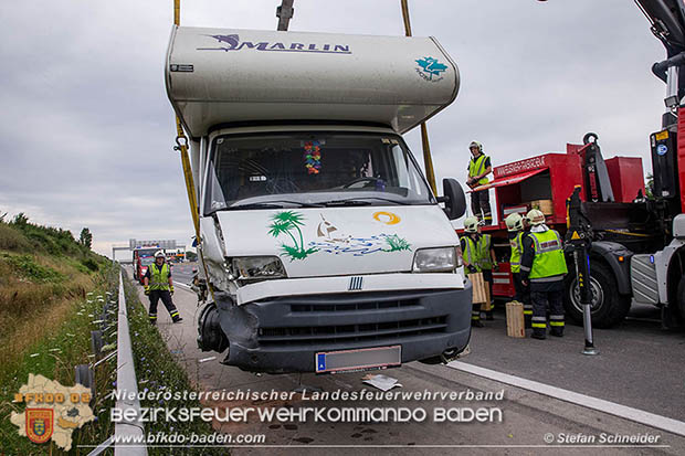 20160703 Wohnmobil verunfallt auf der A2 nach Reifenplatzer  Foto: © Stefan Schneider