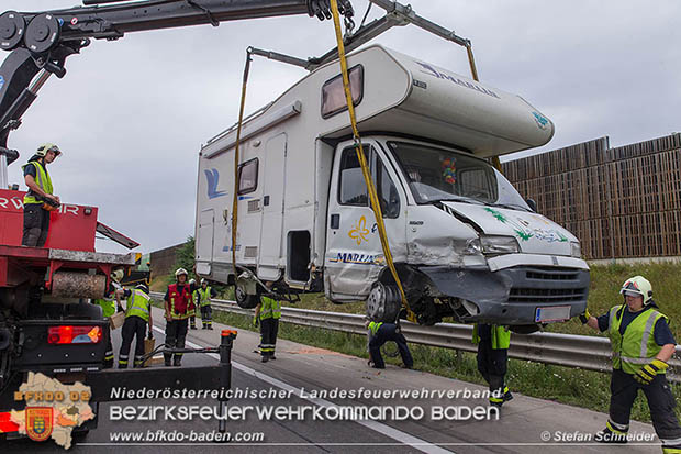 20160703 Wohnmobil verunfallt auf der A2 nach Reifenplatzer  Foto: © Stefan Schneider