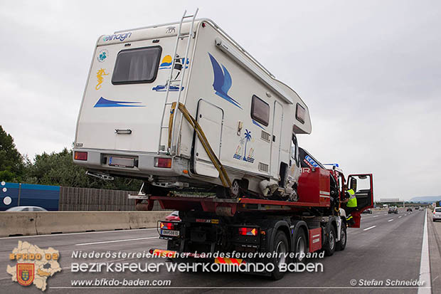 20160703 Wohnmobil verunfallt auf der A2 nach Reifenplatzer  Foto: © Stefan Schneider