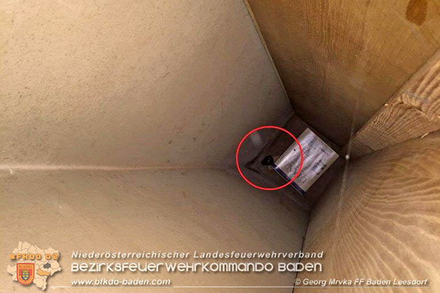 20160704 Vogel verirrt sich hinter Wandverbau in Wohnung  Foto: © Georg Mrvka  FF Baden-Leesdorf