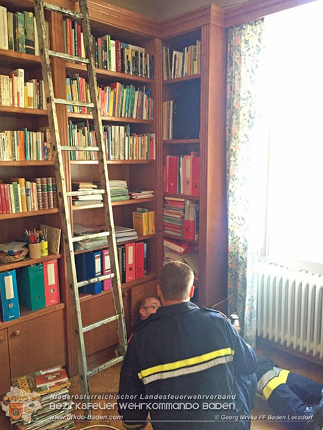20160704 Vogel verirrt sich hinter Wandverbau in Wohnung  Foto: © Georg Mrvka  FF Baden-Leesdorf