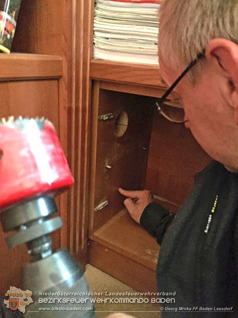 20160704 Vogel verirrt sich hinter Wandverbau in Wohnung  Foto: © Georg Mrvka  FF Baden-Leesdorf