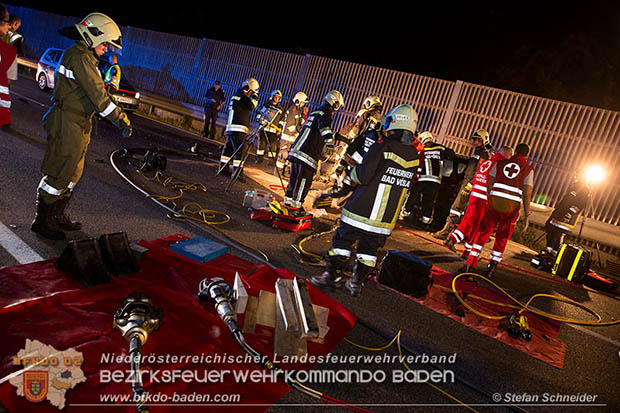 20160711 Verkehrsunfall mit Personenrettung am Autobahnzubringer Bad Voeslau  Foto: © Stefan Schneider