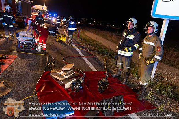 20160711 Verkehrsunfall mit Personenrettung am Autobahnzubringer Bad Voeslau  Foto: © Stefan Schneider
