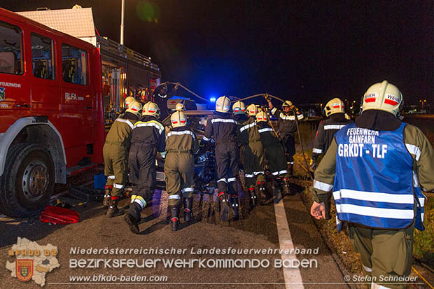 20160711 Verkehrsunfall mit Personenrettung am Autobahnzubringer Bad Voeslau  Foto: © Stefan Schneider