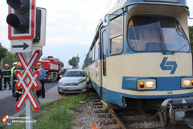 20160727 Pkw von Badner Bahn erfasst in Möllersdorf  Foto: © Freiwillige Feuerwehr Möllersdorf