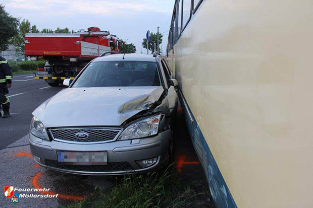 20160727 Pkw von Badner Bahn erfasst in Moellersdorf  Foto: © Freiwillige Feuerwehr Moellersdorf