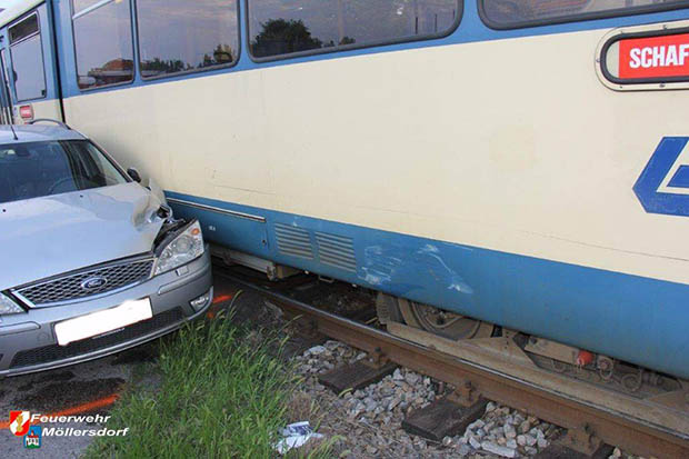 20160727 Pkw von Badner Bahn erfasst in Moellersdorf  Foto: © Freiwillige Feuerwehr Moellersdorf