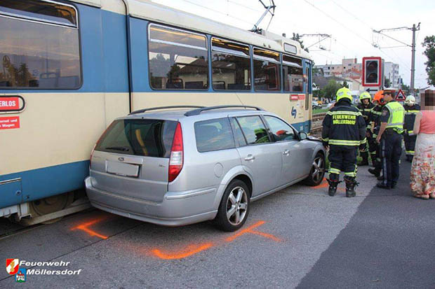 20160727 Pkw von Badner Bahn erfasst in Moellersdorf  Foto: © Freiwillige Feuerwehr Moellersdorf