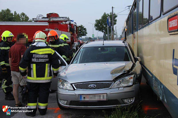 20160727 Pkw von Badner Bahn erfasst in Moellersdorf  Foto: © Freiwillige Feuerwehr Moellersdorf