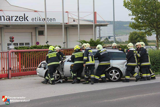 20160727 Pkw von Badner Bahn erfasst in Moellersdorf  Foto: © Freiwillige Feuerwehr Moellersdorf