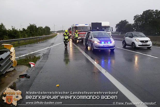 20160809 Verkehrsunfall auf der A3 zwischen Pottendorf und Ebreichsdorf Foto: © FF Pottendorf 20160809 Verkehrsunfall auf der A3 zwischen Pottendorf und Ebreichsdorf Foto: © FF Pottendorf