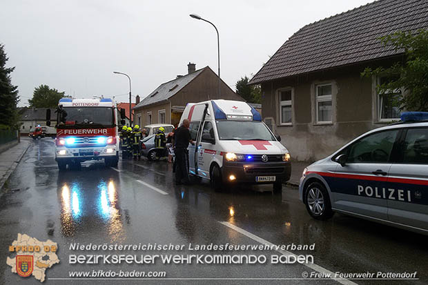 20160809 Verkehrsunfall im Orstgebiet Pottendorf Foto: © FF Pottendorf 20160809 Verkehrsunfall im Orstgebiet Pottendorf Foto: © FF Pottendorf