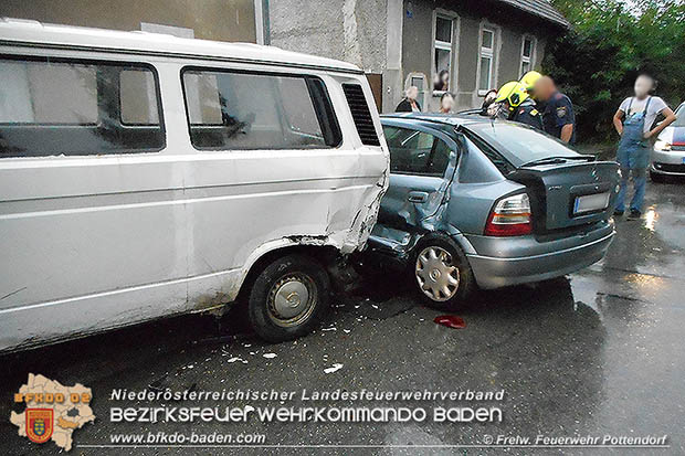 20160809 Verkehrsunfall im Orstgebiet Pottendorf  Foto: © FF Pottendorf