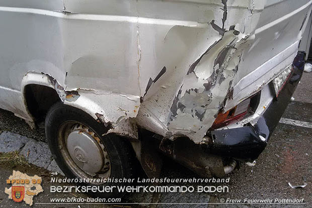 20160809 Verkehrsunfall im Orstgebiet Pottendorf Foto: © FF Pottendorf 20160809 Verkehrsunfall im Orstgebiet Pottendorf Foto: © FF Pottendorf
