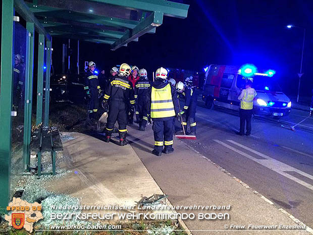 20160810 PKW kracht in Wartehaus in Enzesfeld  Foto: © FF Enzesfeld