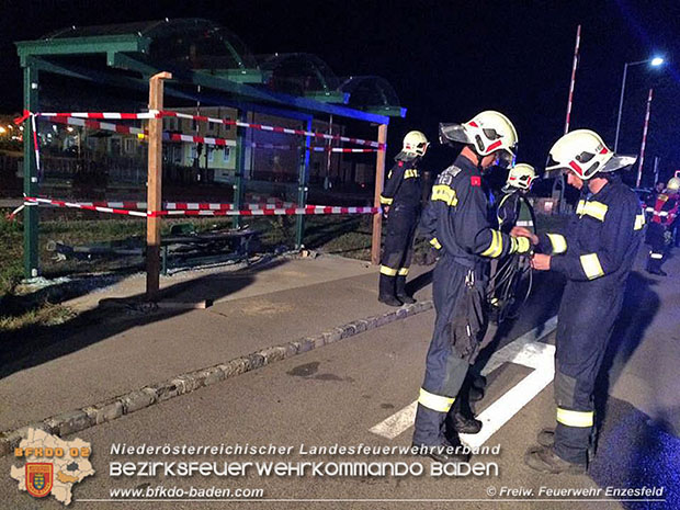 20160810 PKW kracht in Wartehaus in Enzesfeld Foto: © FF Enzesfeld 20160810 PKW kracht in Wartehaus in Enzesfeld Foto: © FF Enzesfeld