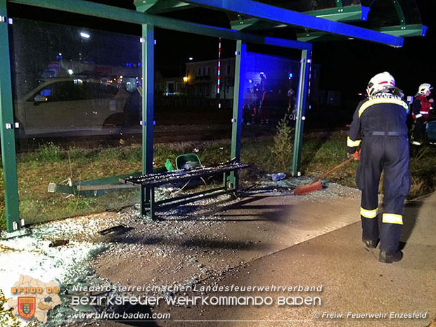 20160810 PKW kracht in Wartehaus in Enzesfeld Foto: © FF Enzesfeld 20160810 PKW kracht in Wartehaus in Enzesfeld Foto: © FF Enzesfeld