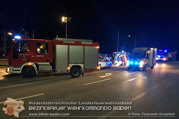 20160810 PKW kracht in Wartehaus in Enzesfeld Foto: © FF Enzesfeld 20160810 PKW kracht in Wartehaus in Enzesfeld Foto: © FF Enzesfeld