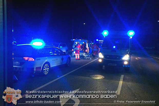 20160810 PKW kracht in Wartehaus in Enzesfeld Foto: © FF Enzesfeld 20160810 PKW kracht in Wartehaus in Enzesfeld Foto: © FF Enzesfeld