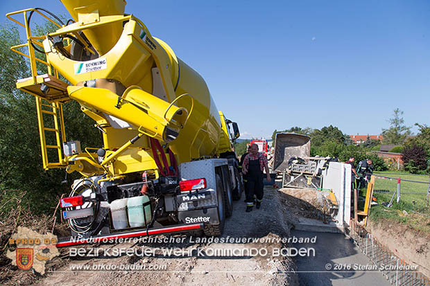 20160823 Baufahrzeugbergung in Tribuswinkel Foto: © Stefan Schneider 20160823 Baufahrzeugbergung in Tribuswinkel Foto: © Stefan Schneider