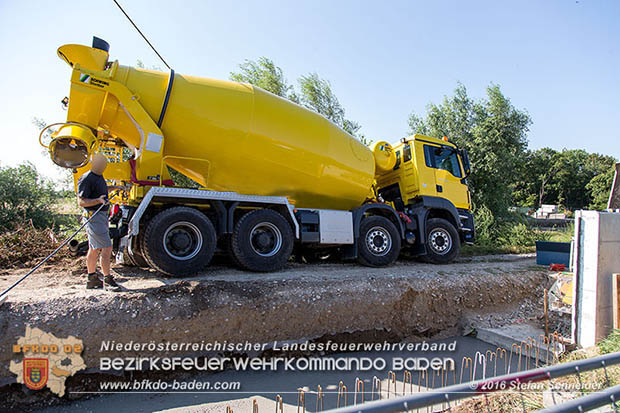 20160823 Baufahrzeugbergung in Tribuswinkel Foto: © Stefan Schneider 20160823 Baufahrzeugbergung in Tribuswinkel Foto: © Stefan Schneider