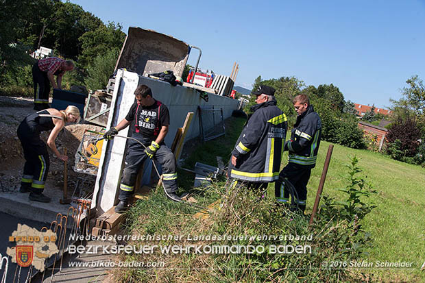 20160823 Baufahrzeugbergung in Tribuswinkel Foto: © Stefan Schneider 20160823 Baufahrzeugbergung in Tribuswinkel Foto: © Stefan Schneider