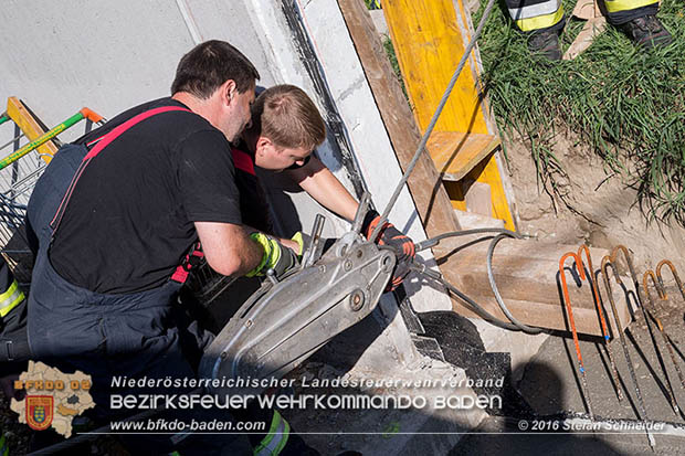 20160823 Baufahrzeugbergung in Tribuswinkel Foto: © Stefan Schneider 20160823 Baufahrzeugbergung in Tribuswinkel Foto: © Stefan Schneider