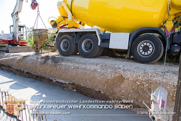 20160823 Baufahrzeugbergung in Tribuswinkel Foto: © Stefan Schneider 20160823 Baufahrzeugbergung in Tribuswinkel Foto: © Stefan Schneider