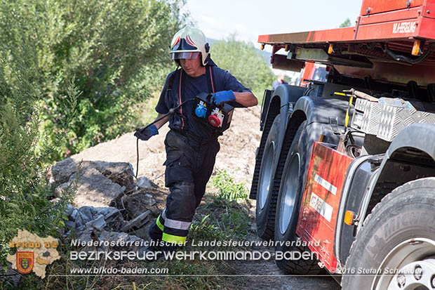 20160823 Baufahrzeugbergung in Tribuswinkel Foto: © Stefan Schneider 20160823 Baufahrzeugbergung in Tribuswinkel Foto: © Stefan Schneider