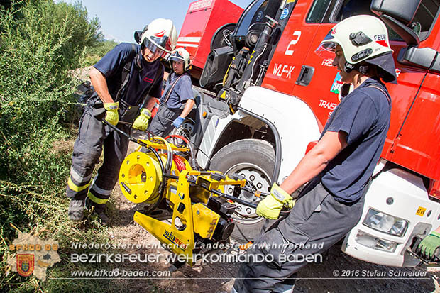 20160823 Baufahrzeugbergung in Tribuswinkel Foto: © Stefan Schneider 20160823 Baufahrzeugbergung in Tribuswinkel Foto: © Stefan Schneider