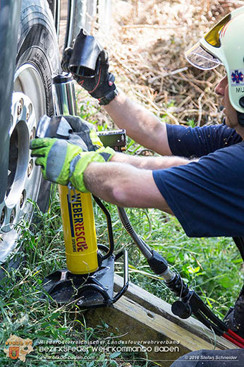 20160823 Baufahrzeugbergung in Tribuswinkel Foto: © Stefan Schneider 20160823 Baufahrzeugbergung in Tribuswinkel Foto: © Stefan Schneider