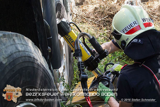 20160823 Baufahrzeugbergung in Tribuswinkel Foto: © Stefan Schneider 20160823 Baufahrzeugbergung in Tribuswinkel Foto: © Stefan Schneider