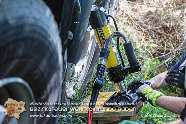 20160823 Baufahrzeugbergung in Tribuswinkel Foto: © Stefan Schneider 20160823 Baufahrzeugbergung in Tribuswinkel Foto: © Stefan Schneider