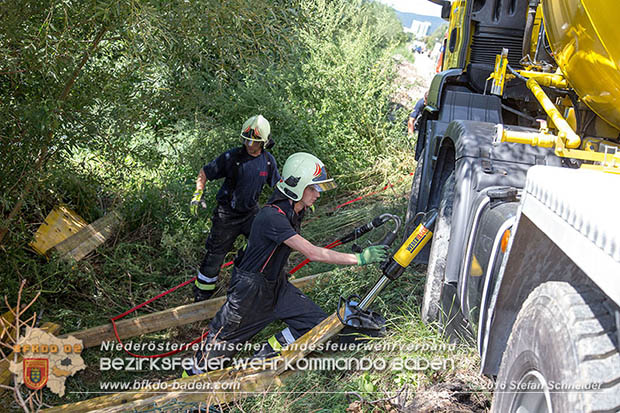 20160823 Baufahrzeugbergung in Tribuswinkel Foto: © Stefan Schneider 20160823 Baufahrzeugbergung in Tribuswinkel Foto: © Stefan Schneider