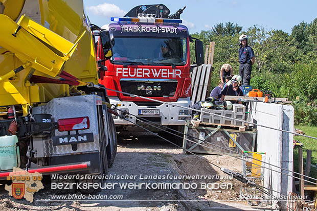 20160823 Baufahrzeugbergung in Tribuswinkel Foto: © Stefan Schneider 20160823 Baufahrzeugbergung in Tribuswinkel Foto: © Stefan Schneider