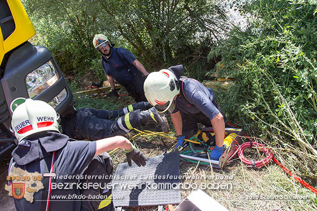 20160823 Baufahrzeugbergung in Tribuswinkel Foto: © Stefan Schneider 20160823 Baufahrzeugbergung in Tribuswinkel Foto: © Stefan Schneider