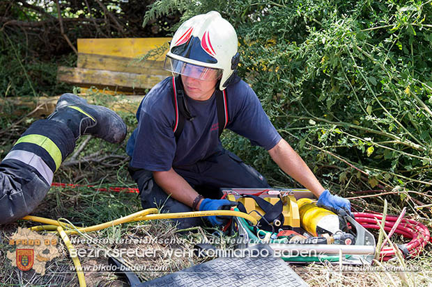 20160823 Baufahrzeugbergung in Tribuswinkel Foto: © Stefan Schneider 20160823 Baufahrzeugbergung in Tribuswinkel Foto: © Stefan Schneider