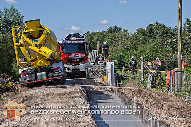 20160823 Baufahrzeugbergung in Tribuswinkel Foto: © Stefan Schneider 20160823 Baufahrzeugbergung in Tribuswinkel Foto: © Stefan Schneider