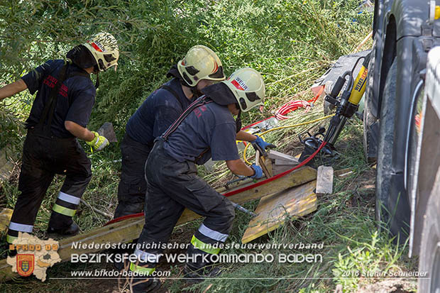 20160823 Baufahrzeugbergung in Tribuswinkel Foto: © Stefan Schneider 20160823 Baufahrzeugbergung in Tribuswinkel Foto: © Stefan Schneider
